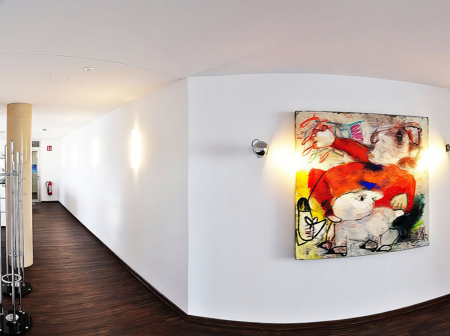 Langer Praxisflur mit weißer Wand und buntem Gemälde, beleuchtet durch Wandlampen
