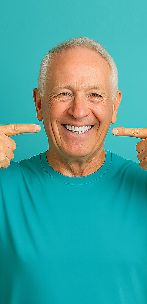 Lächelnde Frau mit mittellangem rötlichem Haar, die mit beiden Fingern ihr schönes Lächeln betont.