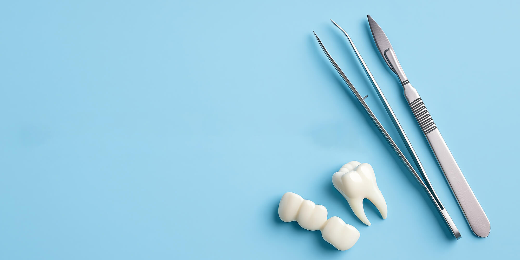 Chirurgisches Instrument und Zahnmodell – Symbol für oralchirurgische Eingriffe in der Zahnmedizin.