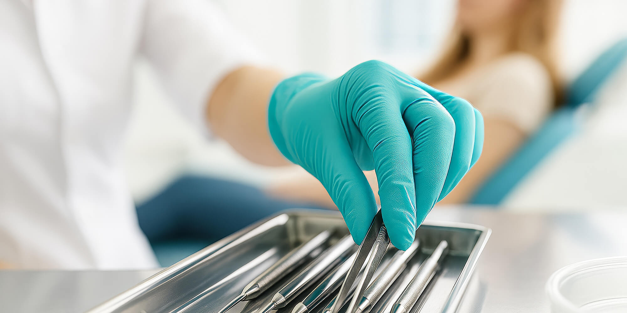 3D-Darstellung einer Zahnextraktion – Symbol für oralchirurgische Maßnahmen.