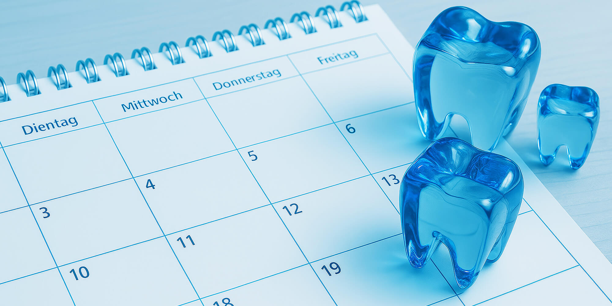 Symbolische Uhr und Zahnarztzeichen – Hinweis auf Sprechzeiten der Zahnarztpraxis.