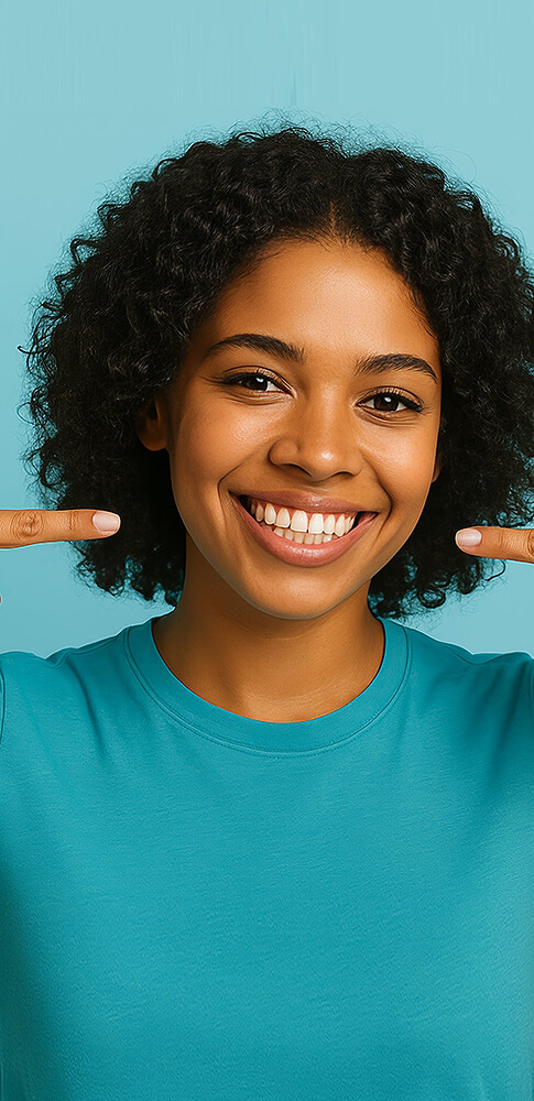 Junge Frau mit kurzem lockigen Haar, die auf ihr herzliches Lächeln zeigt.